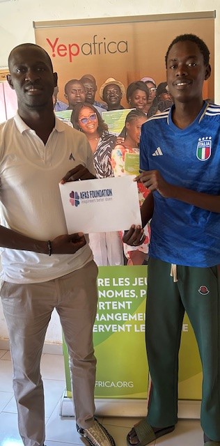Charles Mangou Namatane (operational manager & trainer) en Bechir Moussa Diedhiou (programmamanager & trainer) van team Senegal nemen symbolisch de cheque van de AFAS Foundation in ontvangst.